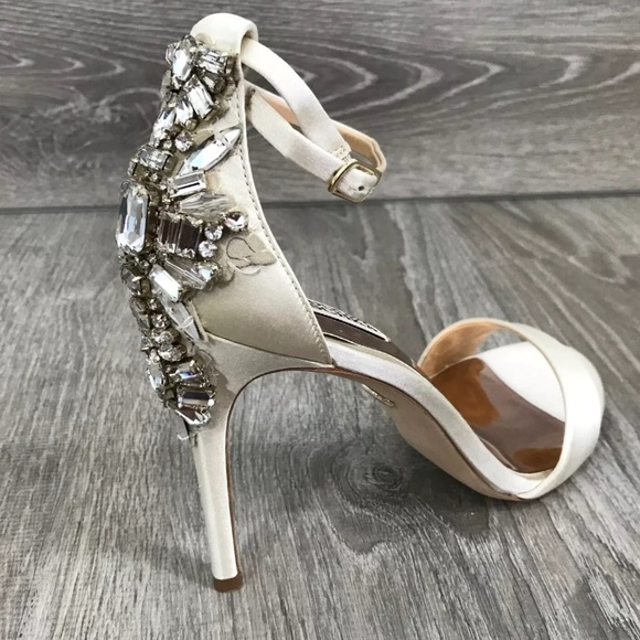 Badgley Mischka
Galia Square Toe Crystal Jeweled Dress Sandals size 7 - Picture 6 of 9